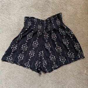 Threedots Boho Style Black Floral Print Women Shorts Elastic Size S